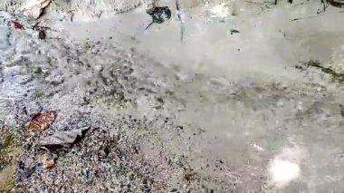 su arka planı. Nehir suyu durgun beyaz kumda akıyor.