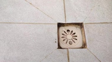 Kirli banyo zeminini temizleyip tıkanmış.