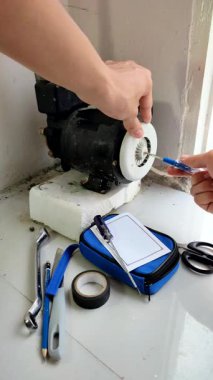 El ele tutuşup, elektrikli motor kapasitörünü kontrol ediyoruz. Tek fazlı motor