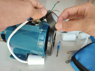 El ele tutuşmak ve kontrol etmek elektrikli motor kapasitörü veya tek fazlı motor