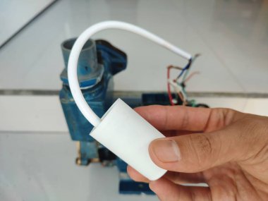 El ele tutuşmak ve kontrol etmek elektrikli motor kapasitörü veya tek fazlı motor