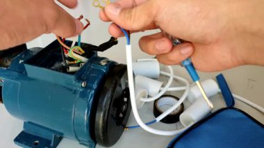 El ele tutuşup, elektrikli motor kapasitörünü kontrol ediyoruz. Tek fazlı motor