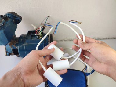 El ele tutuşmak ve kontrol etmek elektrikli motor kapasitörü veya tek fazlı motor