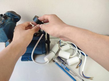 El ele tutuşmak ve kontrol etmek elektrikli motor kapasitörü veya tek fazlı motor