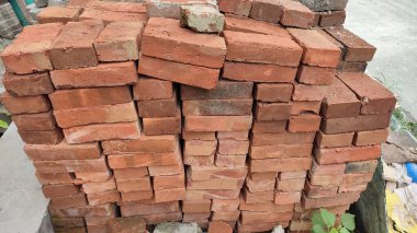 İnşaat için tuğla yığını, kilden yapılmış kırmızı tuğla.