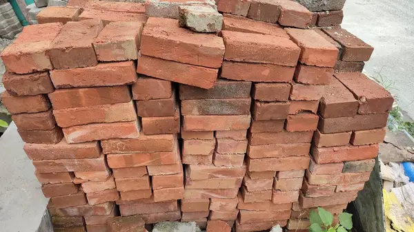 İnşaat için tuğla yığını, kilden yapılmış kırmızı tuğla.