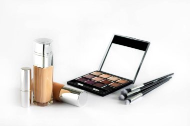 Kopyalama alanı olan beyaz bir arkaplanda dekoratif kozmetik