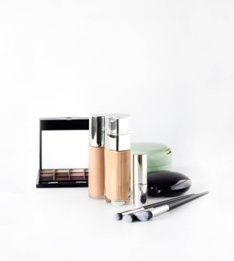 Kopyalama alanı olan beyaz bir arkaplanda dekoratif kozmetik