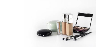 Kopyalama alanı olan beyaz bir arkaplanda dekoratif kozmetik