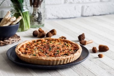 Kiş - açık tart turtası, mantarlı, soğanlı ve peynirli