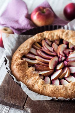 Tahtada elma ve yaşlı böğürtlenli tatlı galet..
