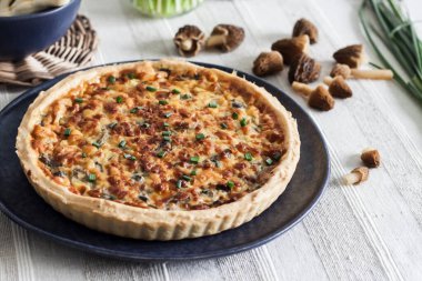 Kiş - açık tart turtası, mantarlı, soğanlı ve peynirli