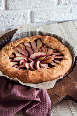 Tahtada elma ve böğürtlen olan tatlı bir galet..