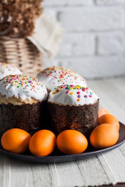 Kapalı paskalya pastaları ve sarı renkli yumurtalar. 