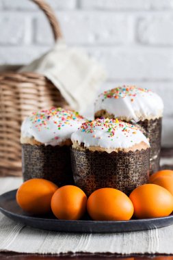 Kapalı kaplama Paskalya pastaları ve portakal renkli yumurtalar..