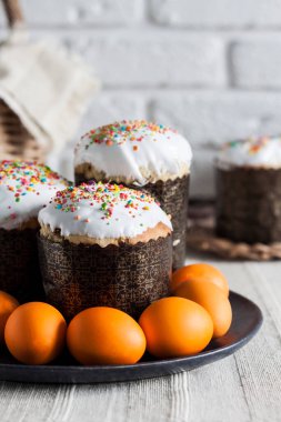 Kapalı kaplama Paskalya pastaları ve masanın üzerindeki sarı renkli yumurtalar..