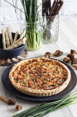 Kiş - açık tart turtası, mantarlı, soğanlı ve peynirli