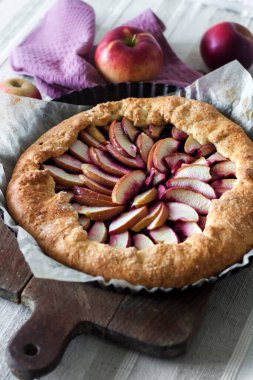 Tahtada elma ve böğürtlen olan tatlı bir galet..