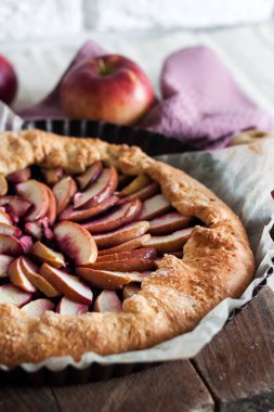 Tahta üzerinde elma ve yaşlı böğürtlenleri olan tatlı galeteye yakın plan..