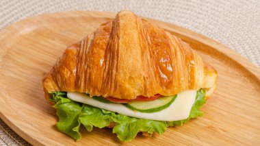 Kruvasan jambon ve peynir tablo