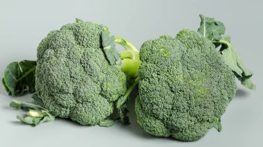 Beyaz arkaplanda taze brokoli