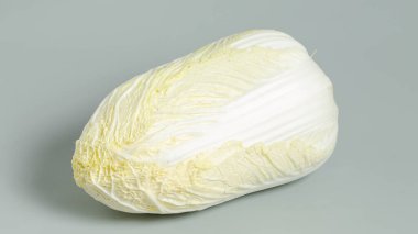 Gri arkaplanda taze beyaz karnabahar