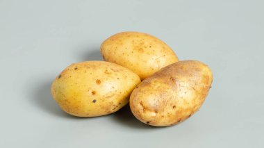 Patates beyazda izole edilmiş.
