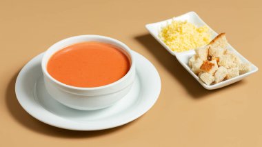 Lezzetli bir çorba ve bir fincan sıcak çorba. Ekmekli, yakın plan.