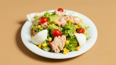 Tavuk, domates, tavuk ve peynirli sezar salatası..
