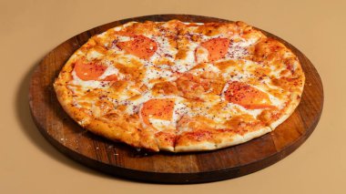 Tavuk ve domates pizza