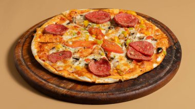 ahşap tahta üzerinde pizza.