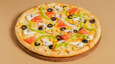 Tavuk, sebze ve peynirli lezzetli pizza.