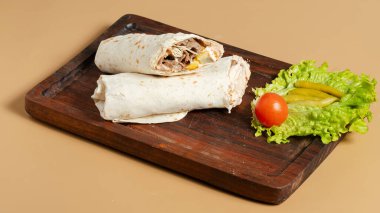 Tahtada etli ve sebzeli sandviç.