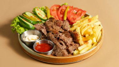 Sebzeli biftek ve patates kızartması.