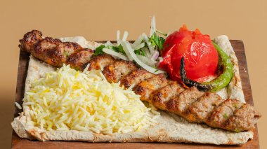 Sebzeli kebap ve tahtanın üzerinde et.