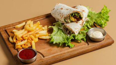 Tavuklu kebap ve patates kızartması.