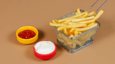 Kırmızı tabakta ketçaplı patates kızartması ve mayonez..