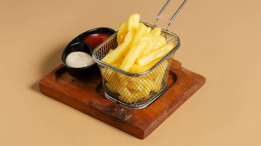 Tahta masada patates kızartması ve patates kızartması.