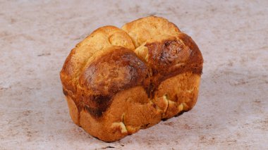 Yukardan gelen taze ev yapımı ekmek.