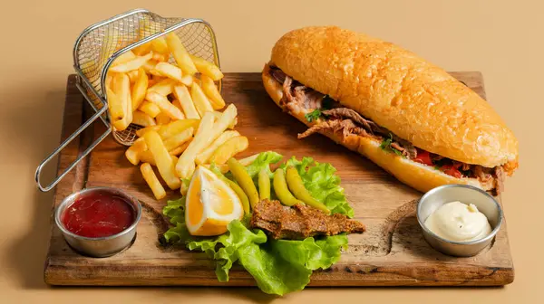 Tavuk, sebze ve soslu patates kızartması.