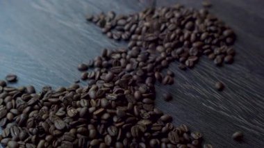 Koyu Yüzeyde Dağınık Kahve Fasulyeleri