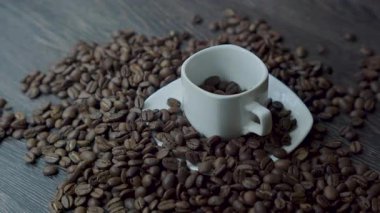 Kahve fincanı kahve çekirdekleri ile çevrili