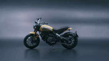 Ducati Scrambler 1: 18 Karanlık Arkaplanda Diyalog Modeli - 3.