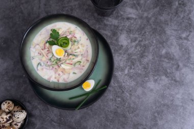 Canlı bir salatalık, turp, haşlanmış yumurta, jambon, ekşi krema, dereotu, maydanoz karışımı Okroshka 'nın özünü güzel bir şekilde somutlaştırır..