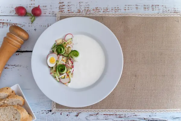 Canlı bir salatalık, turp, haşlanmış yumurta, jambon, ekşi krema, dereotu, maydanoz karışımı Okroshka 'nın özünü güzel bir şekilde somutlaştırır..