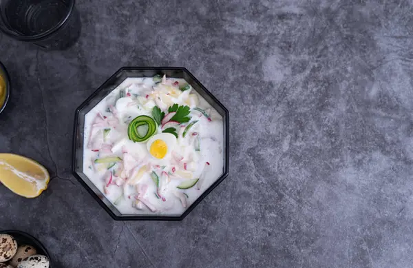 Canlı bir salatalık, turp, haşlanmış yumurta, jambon, ekşi krema, dereotu, maydanoz karışımı Okroshka 'nın özünü güzel bir şekilde somutlaştırır..