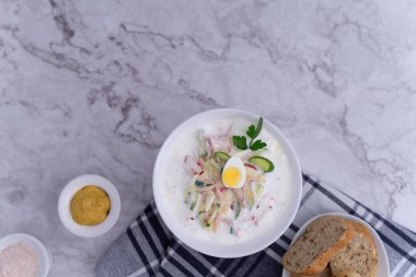 Lezzetli okroshka ve ekmek ve hardal servis etmeye hazır.