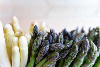 Doğal beyaz ve yeşil kuşkonmazın yakınında canlı bir mevsim görüntüsü vardı.