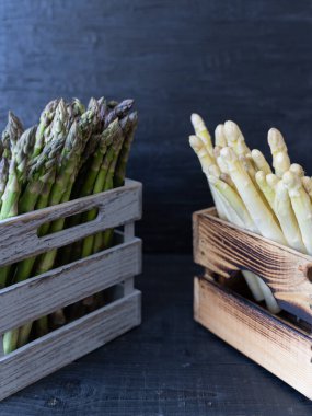 Doğal beyaz ve yeşil kuşkonmaz canlı bir sezonluk görünüm için ahşap sandıklarda sergilenir..