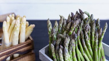 Yeşil ve beyaz kuşkonmazın kırsal sandıklardaki görsel kontrastı, bahar hasat temaları için idealdir..